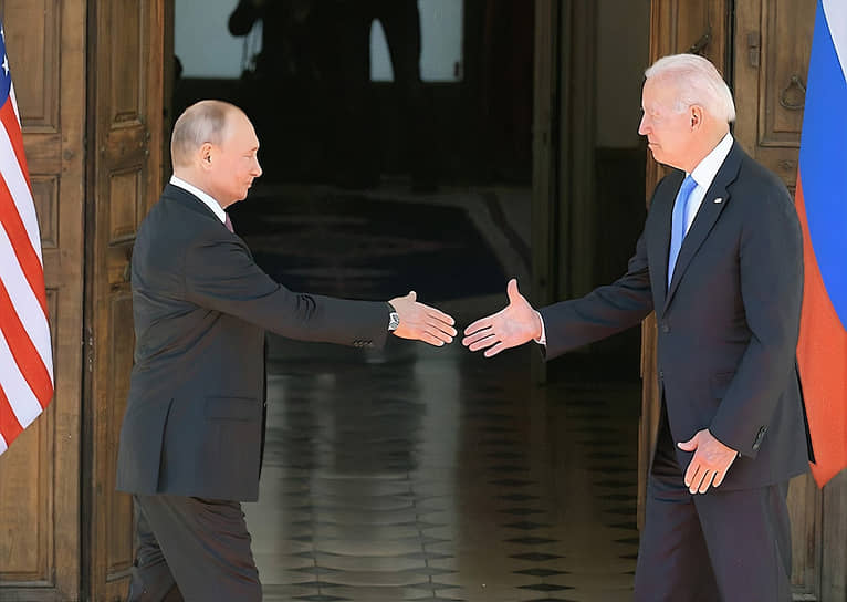Владимир Путин и Джо Байден во время саммита в Женеве в 2021 году