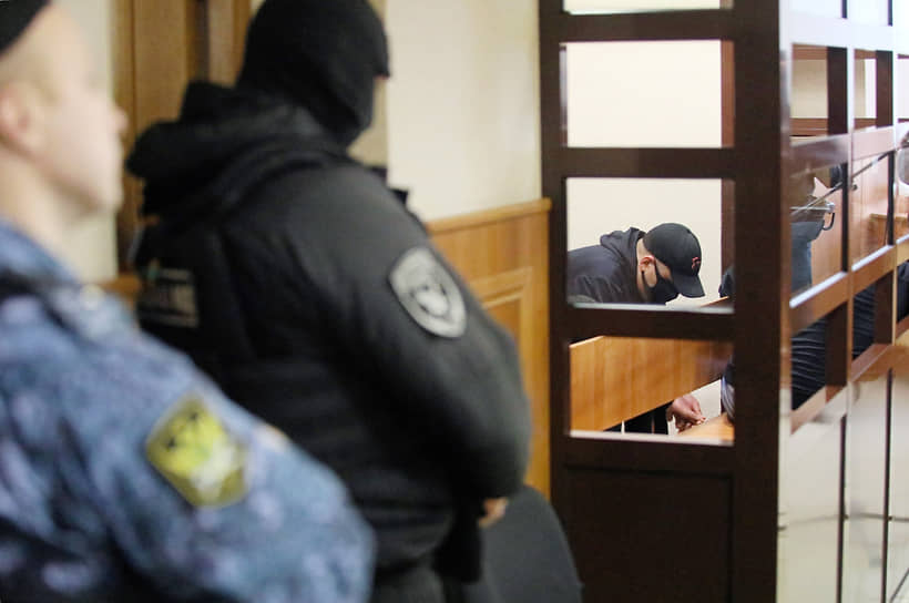 Оглашение приговора Виктору Воронину, обвиняемому в занятии высшего положения в преступной иерархии, а также в грабеже, разбое и вымогательстве, и членам его группировки в Ярославском областном суде.