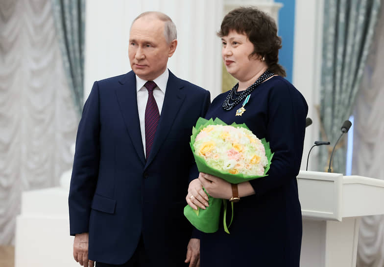 Елена Шапурова и Владимир Путин на церемонии вручения государственных наград выдающимся женщинам в честь Международного женского дня в Кремле.  