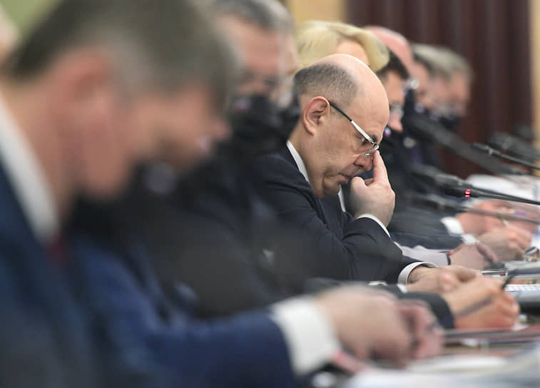 Председатель правительства России Михаил Мишустин (в центре) во время переговоров с председателем КНР Си Цзиньпином в Доме правительства России. 
