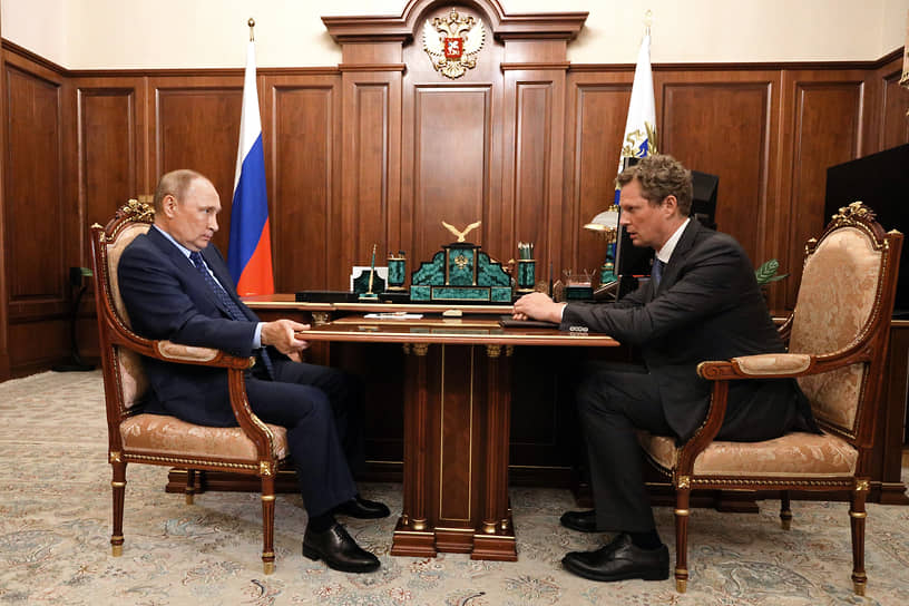 Президент России Владимир Путин (слева) и руководитель Федеральной налоговой службы России Даниил Егоров во время встречи в июле 2022 года  