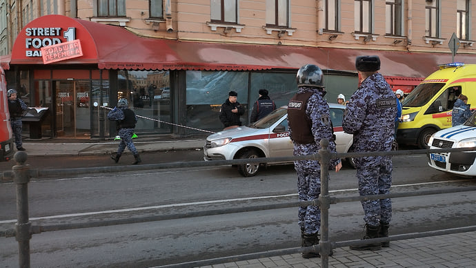 В Петербурге при взрыве в кафе один человек погиб, 15 получили ранения