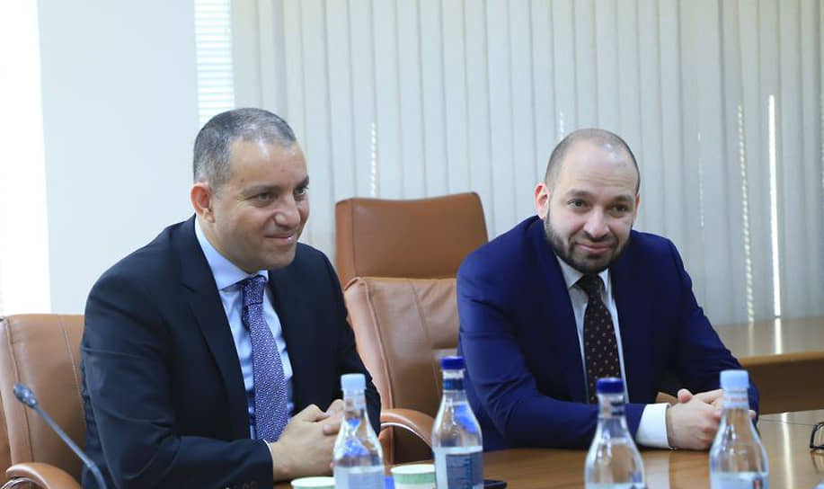 Министр экономики Армении Ваан Керобян (слева)