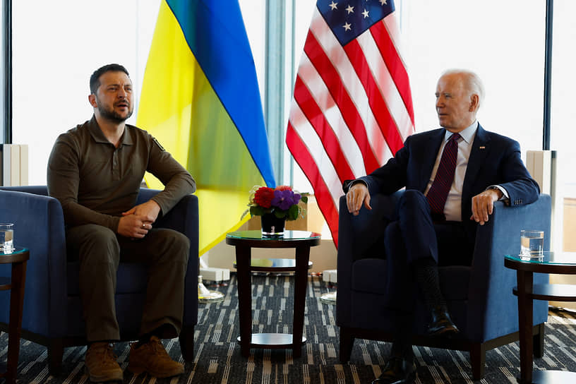 Джо Байден (справа) и Владимир Зеленский на  G7 