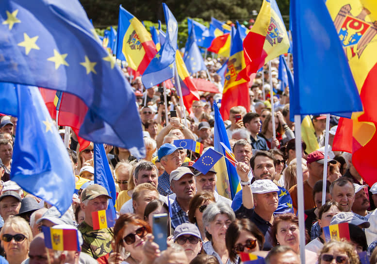 Митингующие с флагами Молдавии и Евросоюза