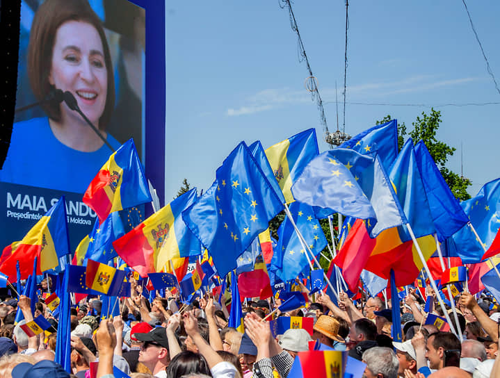 Митингующие с флагами Молдавии и Евросоюза