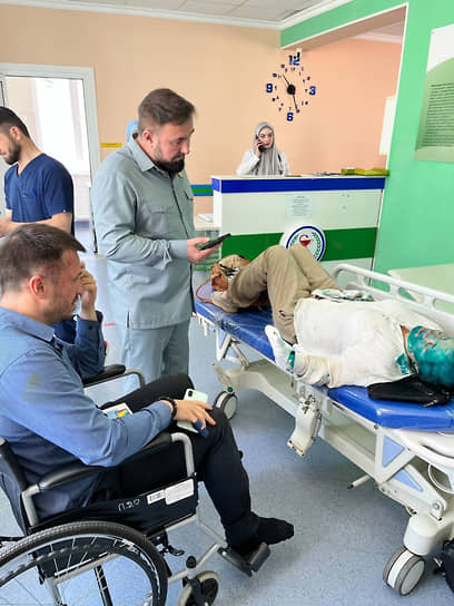 Адвокат Александр Немов (слева), уполномоченный по правам человека Чеченской Республики Мансур Солтаев (в центре) и журналистка Елена Милашина (справа)