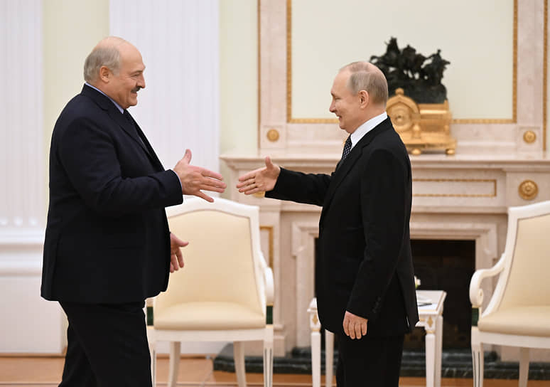 Александр Лукашенко и  Владимир Путин во время встречи в апреле  