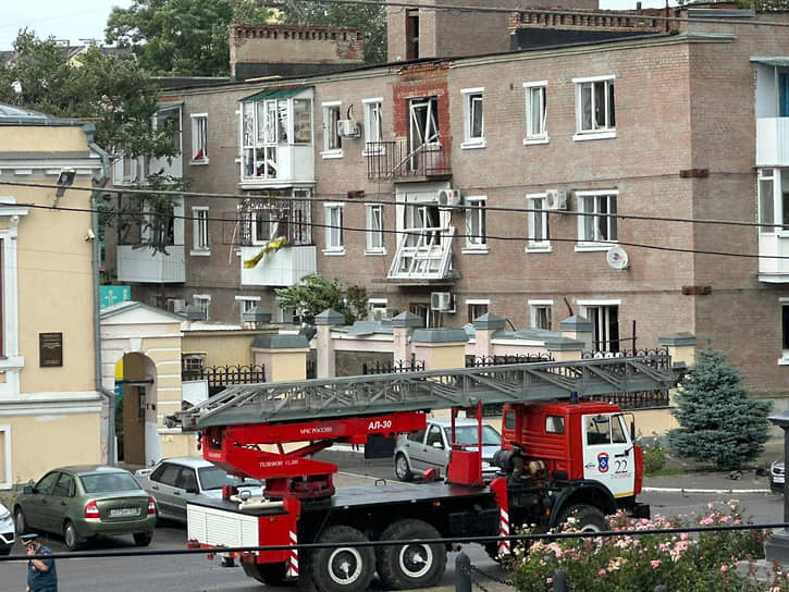 В соседних зданиях выбиты стекла, повреждены машины