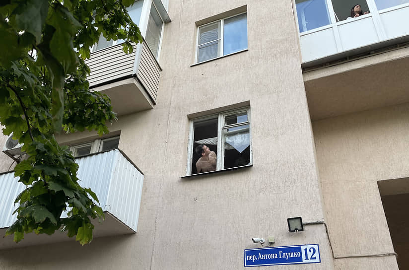 Выбитые стекла в окнах жилого дома в районе взрыва