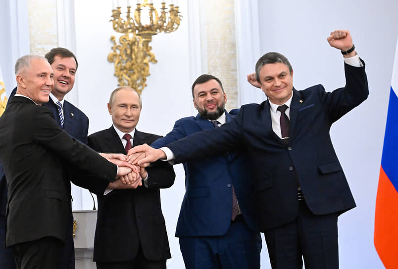 Президент России Владимир Путин (в центре), глава администрации Херсонской области Владимир Сальдо (слева), глава администрации Запорожской области Евгений Балицкий (второй слева), глава Донецкой Народной Республики (ДНР) Денис Пушилин (второй справа) и глава Луганской Народной Республики (ЛНР) Леонид Пасечник (справа) во время церемонии подписания договоров о вхождении в состав России новых регионов