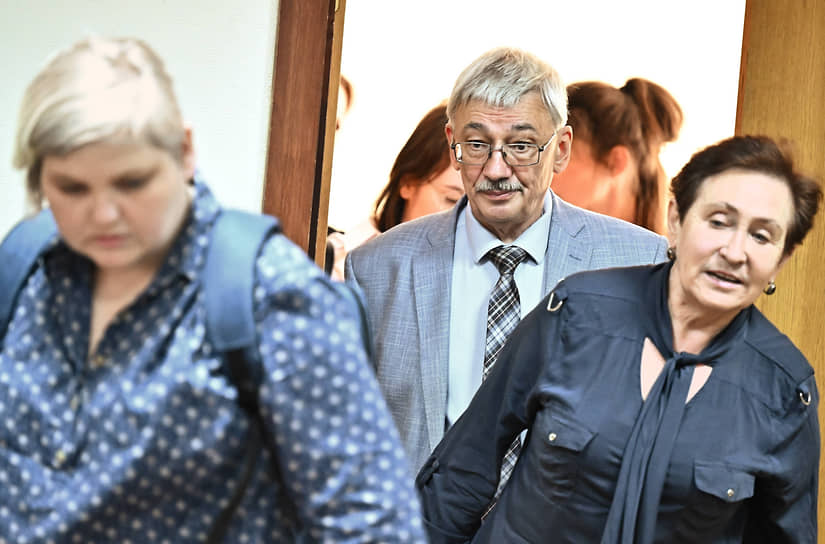 Олег Орлов перед началом заседания в июне