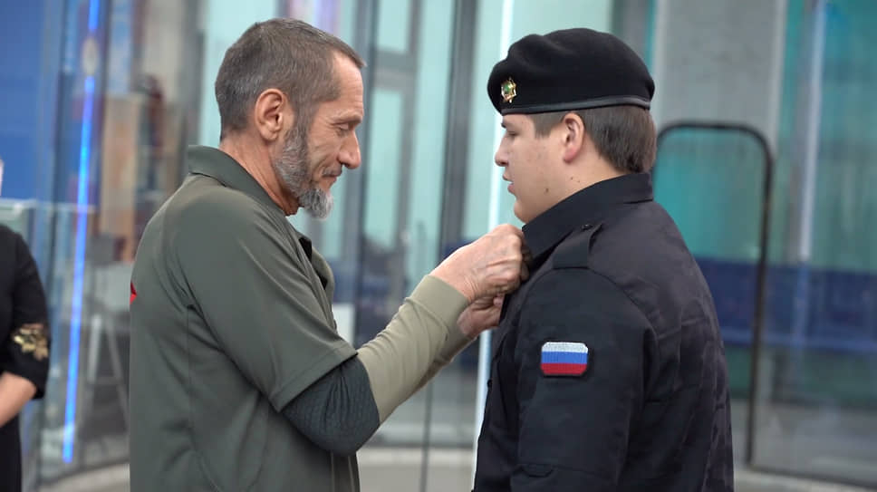 Адам Кадыров (справа) получает награду «Трудовая доблесть»