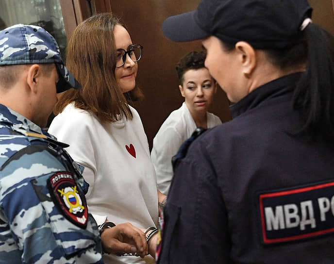 Светлана Петрийчук, на заднем плане &mdash; Евгения Беркович 