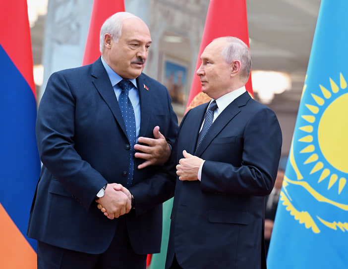 Президенты Белоруссии и России Александр Лукашенко (слева) и Владимир Путин на саммите ОДКБ в ноябре 