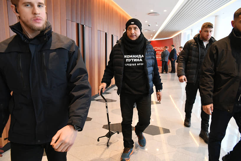Сопредседатель партии «Справедливая Россия — За правду» писатель Захар Прилепин (в центре)