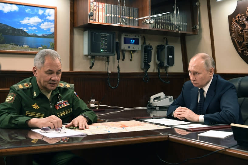 Сергей Шойгу (слева) и Владимир Путин 