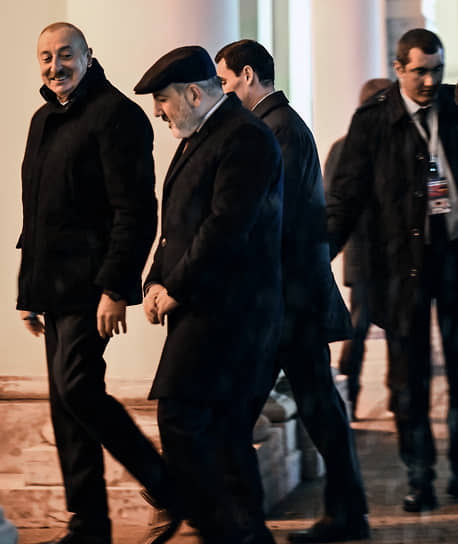 Ильхам Алиев (слева) и премьер-министр Армении Никол Пашинян перед началом встречи в Константиновском дворце в Стрельне. 