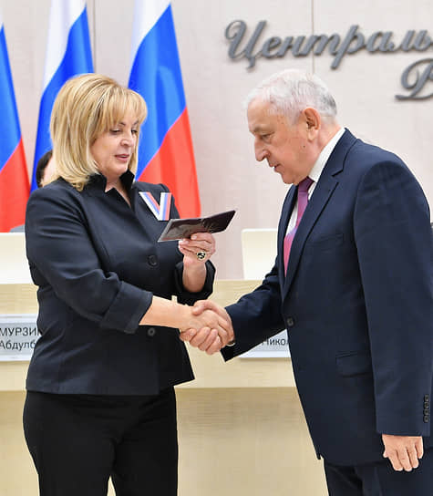 Председатель ЦИК России Элла Памфилова и Николай Харитонов 