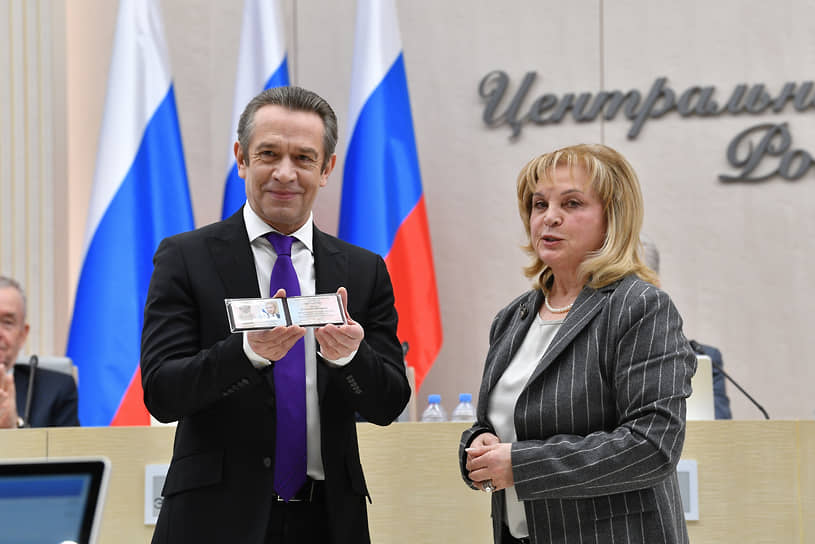 Сопредседатель избирательного штаба Владимира Путина Владимир Машков и глава ЦИК России Элла Памфилова 