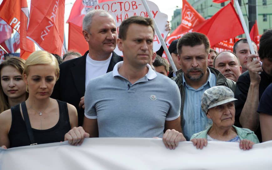 Алексей Навальный (в центре) во время акции протеста «Марш миллионов» в 2012 году 