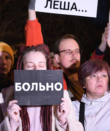 Люди у посольства России в Ереване (Армения)