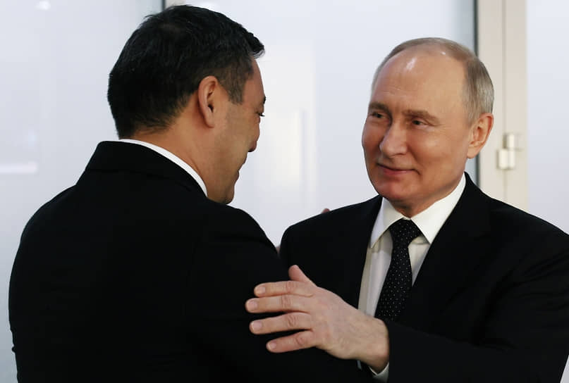 Садыр Жапаров (слева) и Владимир Путин 