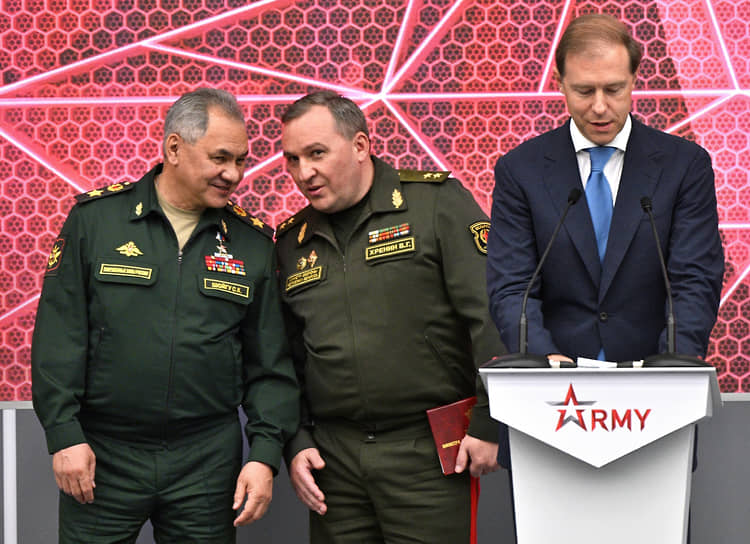 Слева направо: министр обороны РФ Сергей Шойгу, министр обороны Белоруссии Виктор Хренин и министро промышленоости и торговли РФ Денис Мантуров