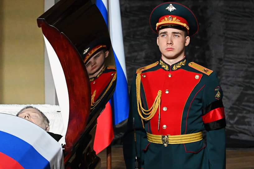 Гроб с телом Вячеслава Лебедева в Колонном зале Дома Союзов