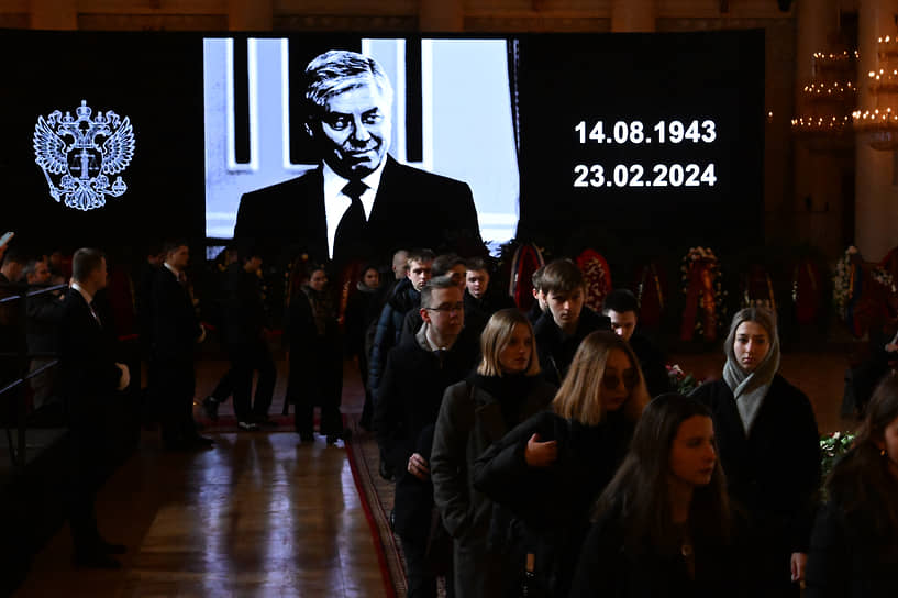 После церемонии патриарх Кирилл совершит отпевание господина Лебедева в храме Христа Спасителя, затем его похоронят на Новодевичьем кладбище