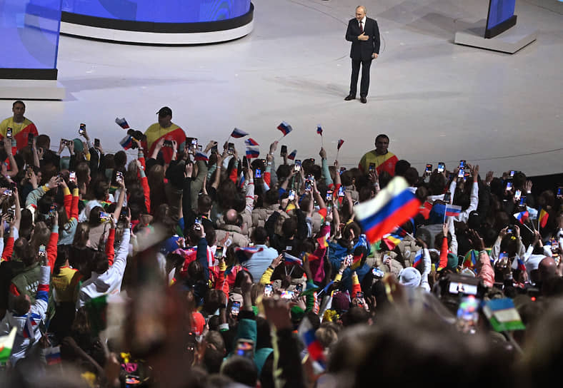 Владимир Путин на церемонии закрытия Всемирного фестиваля молодежи в Сочи 