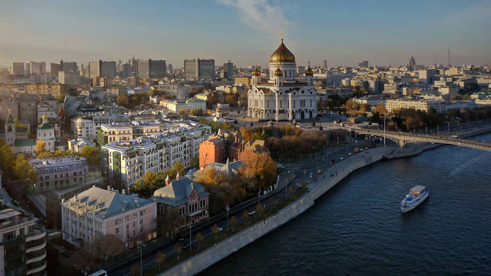 Le Dome в Соймоновском проезде (белый дом с зелеными элементами)