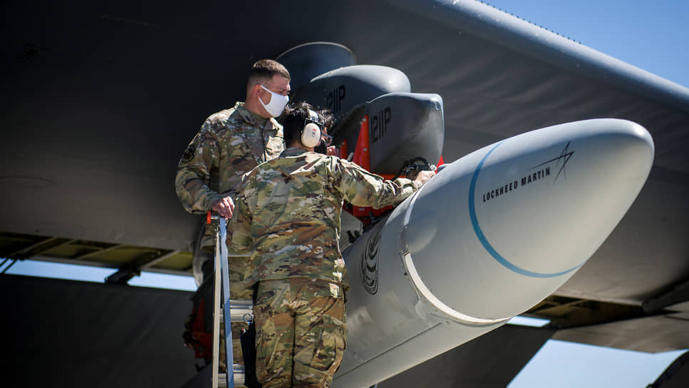 Военные США рядом с гиперзвуковой крылатой ракетой AGM-183A ARRW