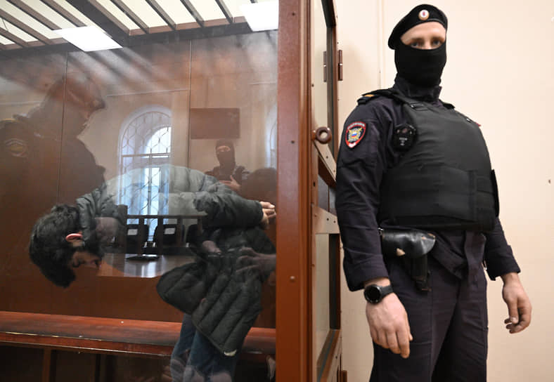 Назримад Лутфуллои (слева)