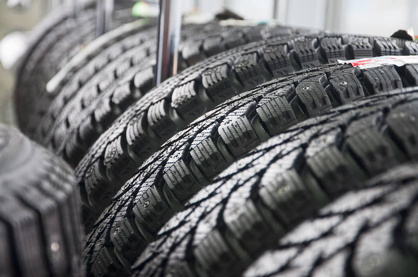 Зимние шины Bridgestone на витрине автосалона 