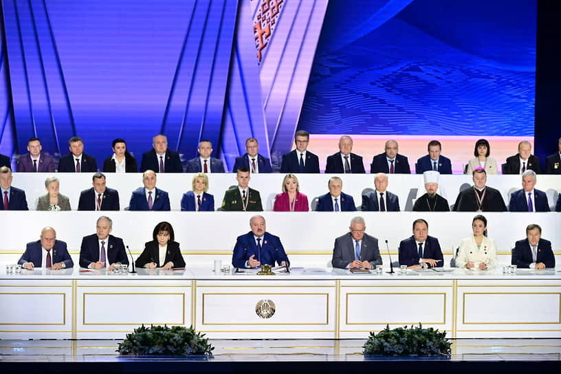 Александр Лукашенко (в центре) 