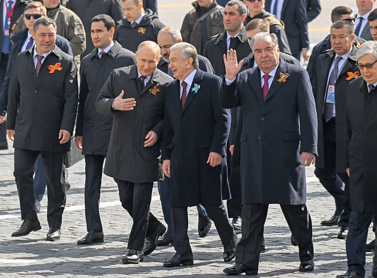 Слева направо: президент Киргизии Садыр Жапаров, президент Туркменистана Сердар Бердымухамедов, президент России Владимир Путин, президент Узбекистана Шавкат Мирзиеев президент Таджикистана Эмомали Рахмон и президент Казахстана Касым-Жомарт Токаев после парада в 2023 году  