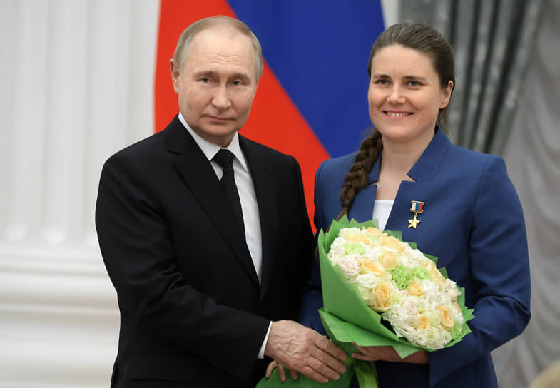 Президент России Владимир Путин и космонавт-испытатель отряда космонавтов Научно-исследовательского испытательного центра подготовки космонавтов им. Гагарина Анна Кикина