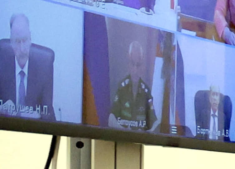 Андрей Белоусов в военной форме во время совещания 