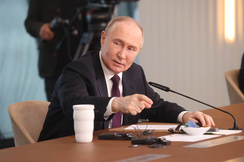 Владимир Путин во время встречи с представителями зарубежных СМИ 