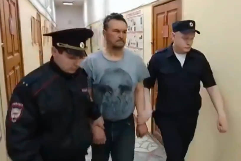 Александр Неустроев (в центре)