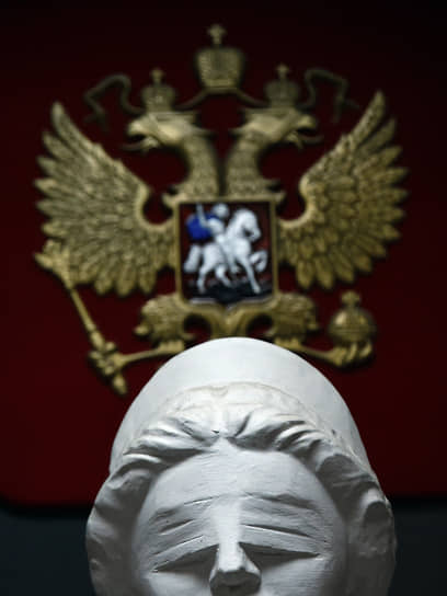 Статуя Фемиды в холле здания Верховного суда Республики Крым 