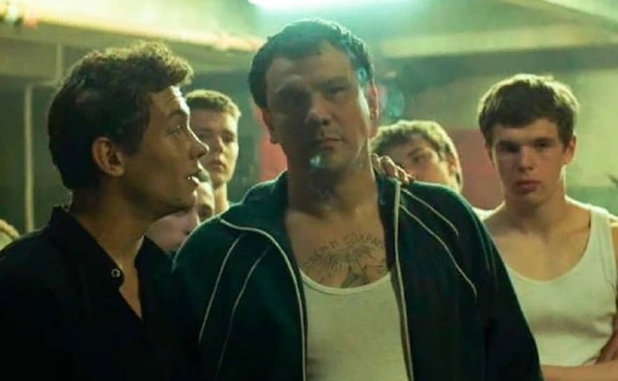 Сергей Базанов (в центре) в сериале «Слово пацана»,