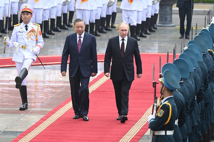То Лам (слева) и Владимир Путин