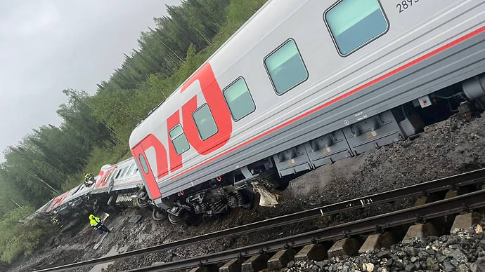 Движение восстановлено по одному пути после схода поезда с рельсов в Коми