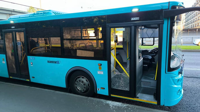 В Петербурге автобус обстреляли из пневматического пистолета