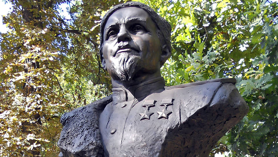 Памятник партизану Сидору Ковпаку в Киеве