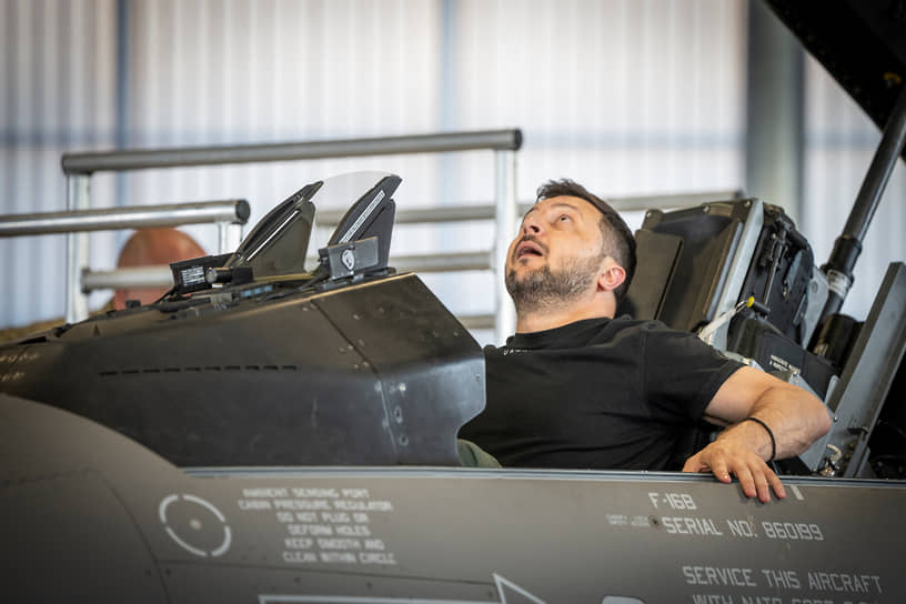 Президент Украины Владимир Зеленский сидит в истребителе F-16
