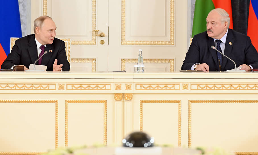 Владимир Путин (слева) и Александр Лукашенко 