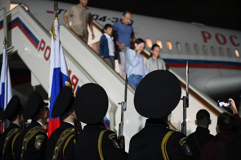 Церемония встречи вернувшихся после обмена россиян в аэропорту Внуково-2 